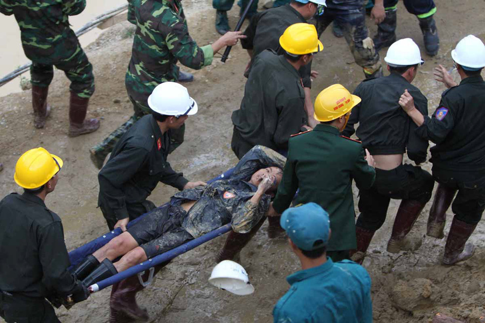 Đưa các công nhân bị mắc kẹt ra ngoài. (Ảnh: Dương Giang/TTXVN)