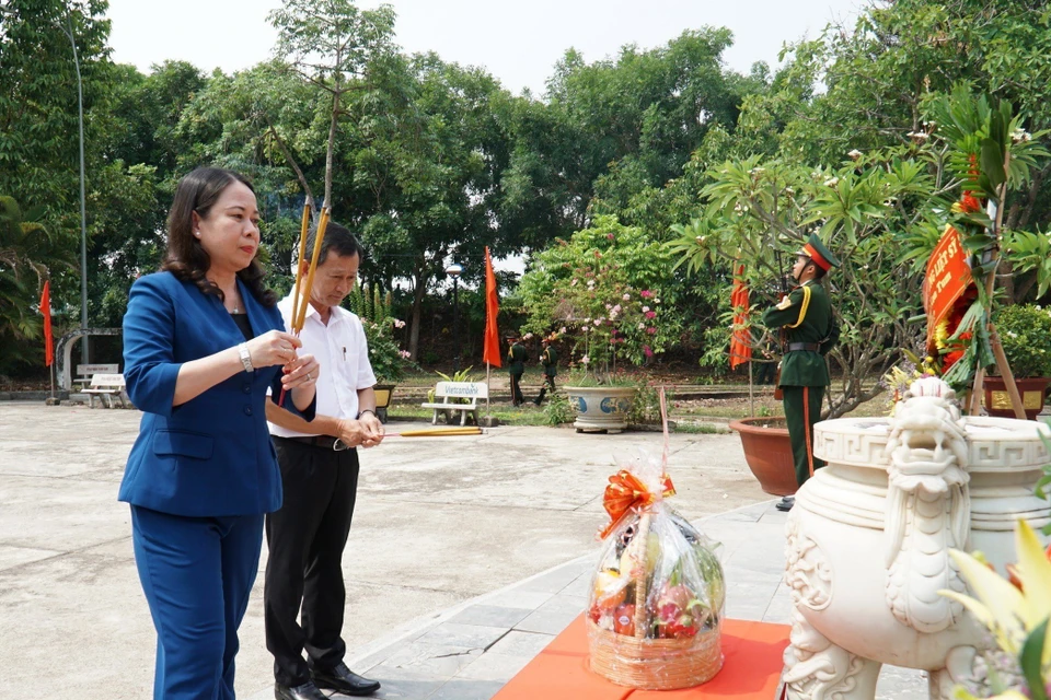 Quyền Chủ tịch nước Võ Thị Ánh Xuân dâng hoa, dâng hương tại Khu Di tích Lịch sử Văn hóa Quốc gia Ngục Kon Tum, tỉnh Kon Tum. (Ảnh: Khoa Chương/TTXVN)