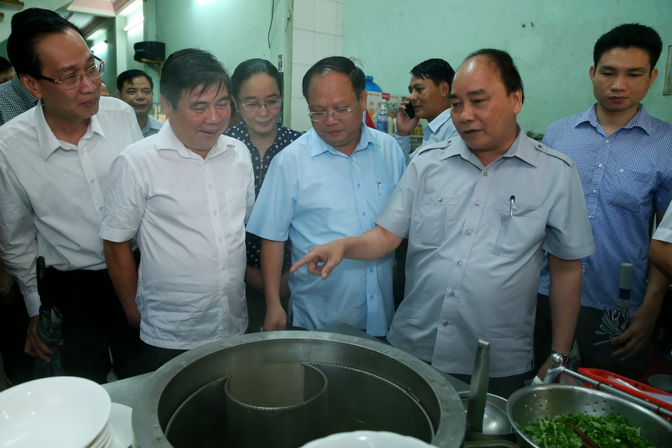Thủ tướng Nguyễn Xuân Phúc kiểm tra tại quán phở trên đường Nguyễn Hậu, phường Tân Thành, quận Tân Phú, Thành phố Hồ Chí Minh. (Ảnh: Thống Nhất/TTXVN)
