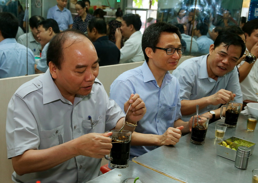 Thủ tướng Nguyễn Xuân Phúc dùng bữa sáng và uống cà phê tại đường Nguyễn Hậu, phường Tân Thành, quận Tân Phú, Thành phố Hồ Chí Minh. (Ảnh: Thống Nhất/TTXVN)