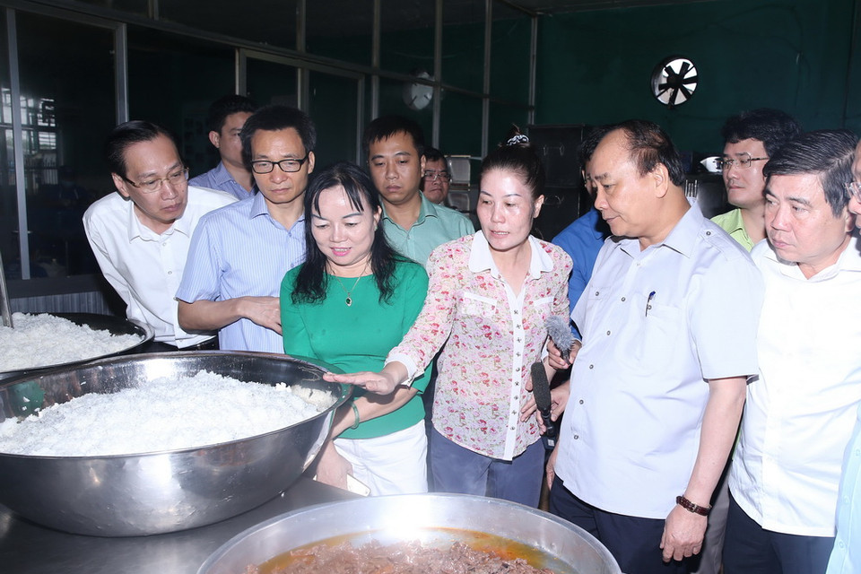 Thủ tướng Nguyễn Xuân Phúc thăm và kiểm tra tại Công ty suất ăn công nghiệp Tú Anh tại huyện Bình Chánh, Thành phố Hồ Chí Minh. (Ảnh: Thống Nhất/TTXVN)