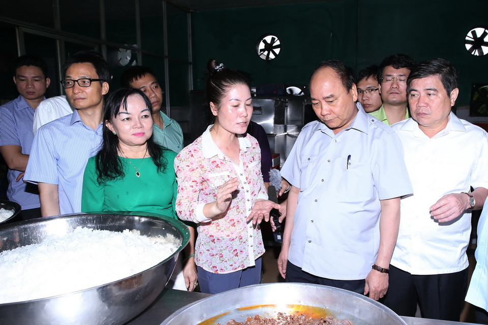  Thủ tướng Nguyễn Xuân Phúc thăm và kiểm tra tại Công ty một thành viên suất ăn công nghiệp Tú Anh tại huyện Bình Chánh, Thành phố Hồ Chí Minh. (Ảnh: Thống Nhất/TTXVN)