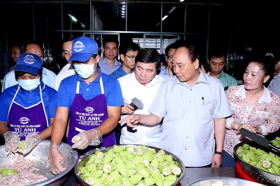  Thủ tướng Nguyễn Xuân Phúc thăm và kiểm tra tại Công ty một thành viên suất ăn công nghiệp Tú Anh tại huyện Bình Chánh, Thành phố Hồ Chí Minh. (Ảnh: Thống Nhất/TTXVN)