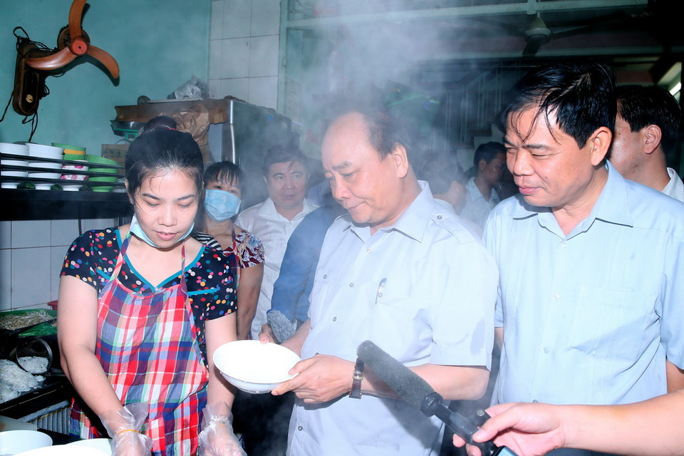 Thủ tướng Nguyễn Xuân Phúc kiểm tra khu bếp tại một quán phở trên đường Nguyễn Hậu, Phường Tân Thành, Quận Tân Phú, Thành phố Hồ Chí Minh. (Ảnh: Thống Nhất/TTXVN)