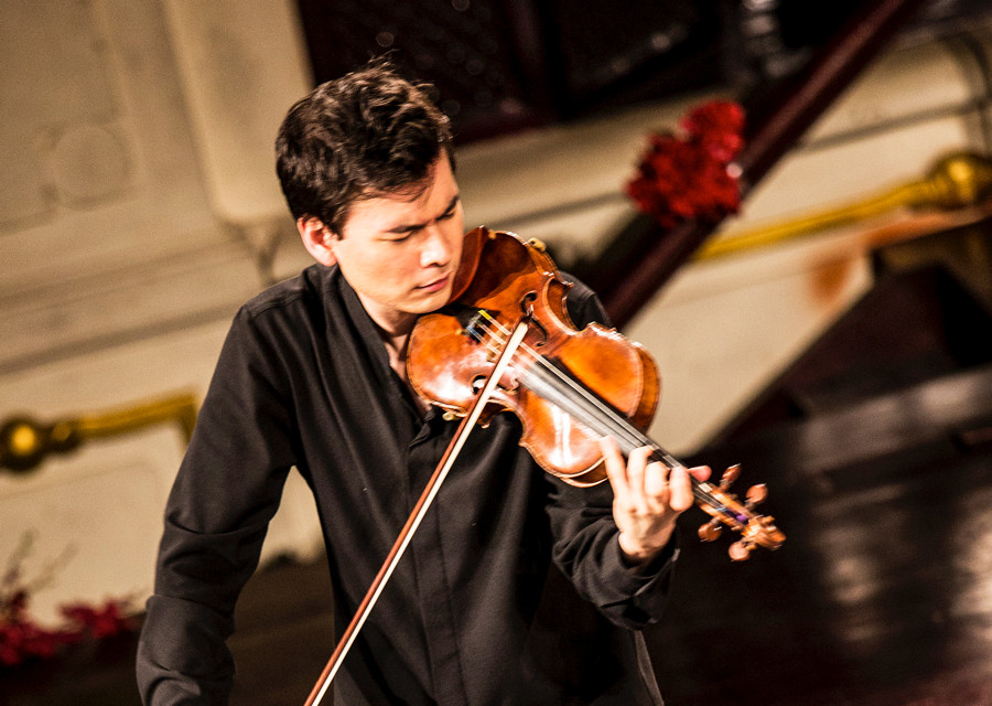 Dường như với Stefan Jackiw, khi tiếng đàn cất lên là lúc anh hoàn toàn chìm trong thế giới âm nhạc của riêng mình. (Nguồn: BTC)