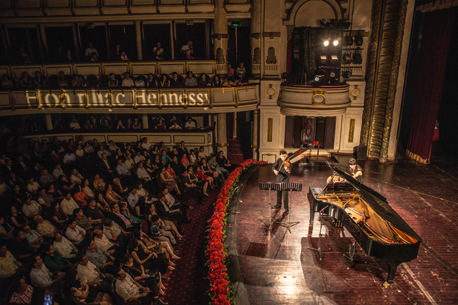 Khán giả đắm mình trong âm nhạc đỉnh cao. (Nguồn: BTC)