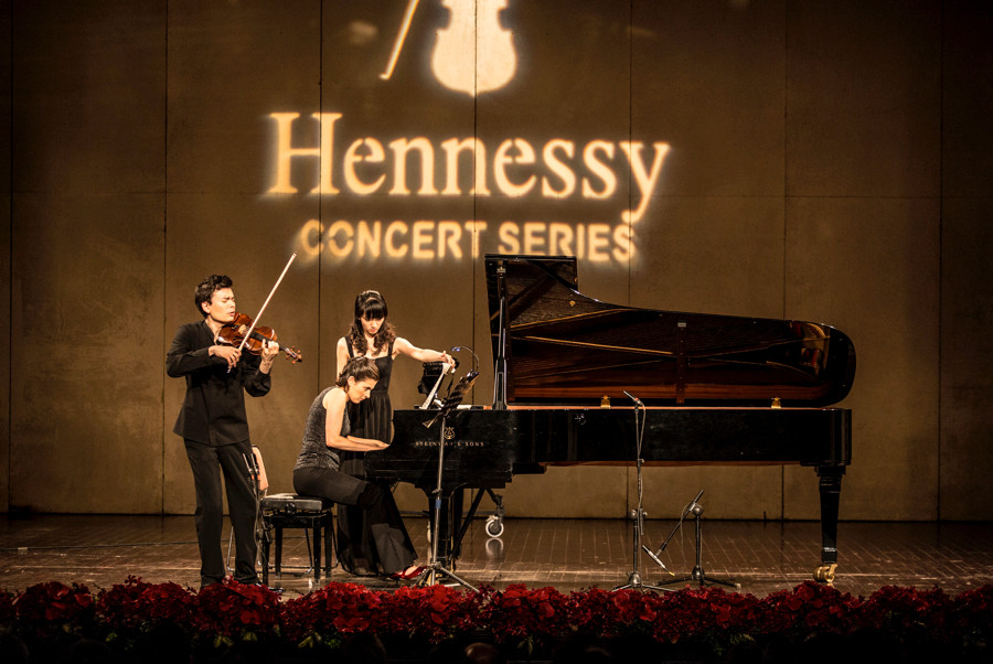 Tiếng violon như cuốn đi cùng tác phẩm, khi nhập vào khi tách ra đối thoại cùng âm thanh piano của Anna Polonsky. (Nguồn: BTC)