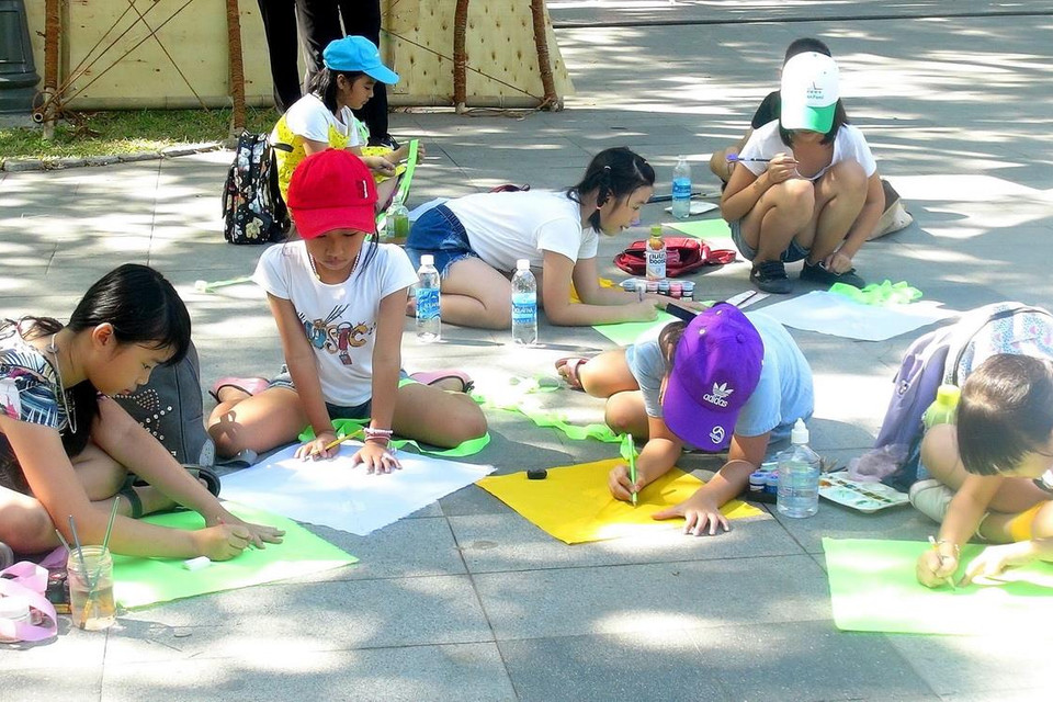 Thi vẽ tranh trên diều với chủ đề Ước mơ tuổi thơ. (Ảnh: Tường Vi/TTXVN)