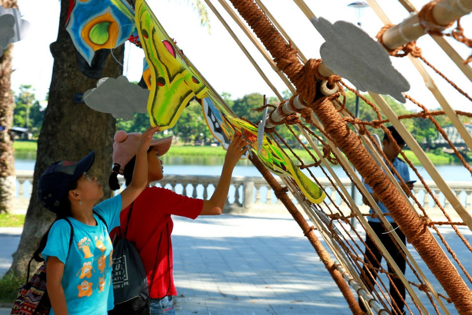 Du khách tham quan trưng bày diều nghệ thuật. (Ảnh: Tường Vi/TTXVN)