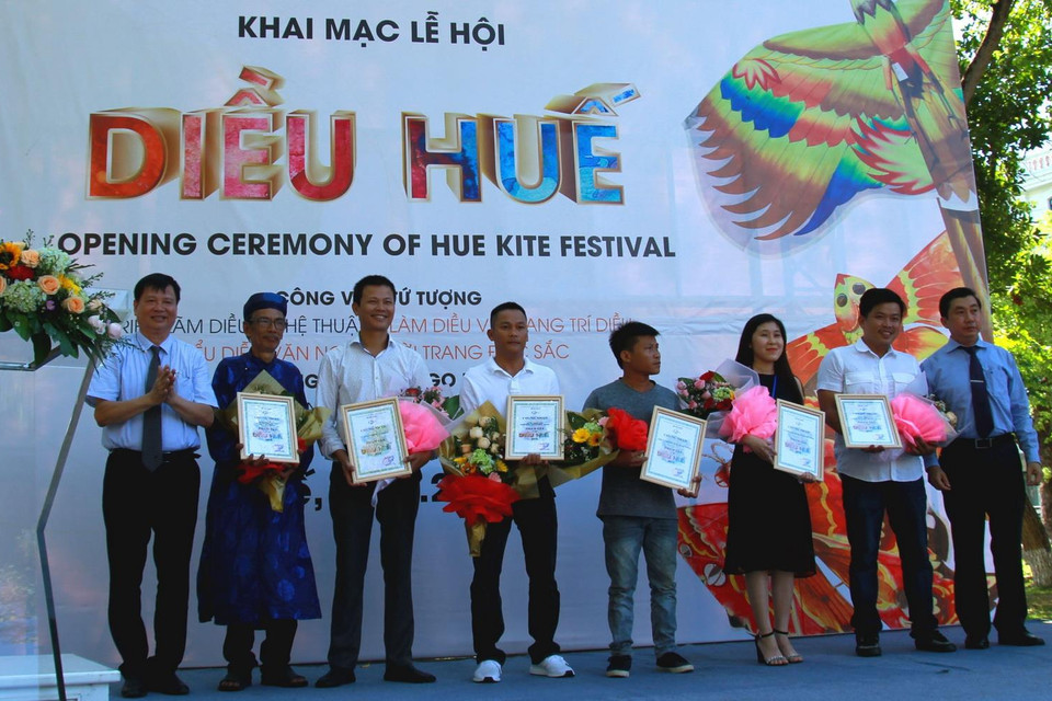 Ban tổ chức trao giấy chứng nhận cho nghệ nhân và nhà tài trợ tham gia lễ hội Diều Huế. (Ảnh: Tường Vi/TTXVN)