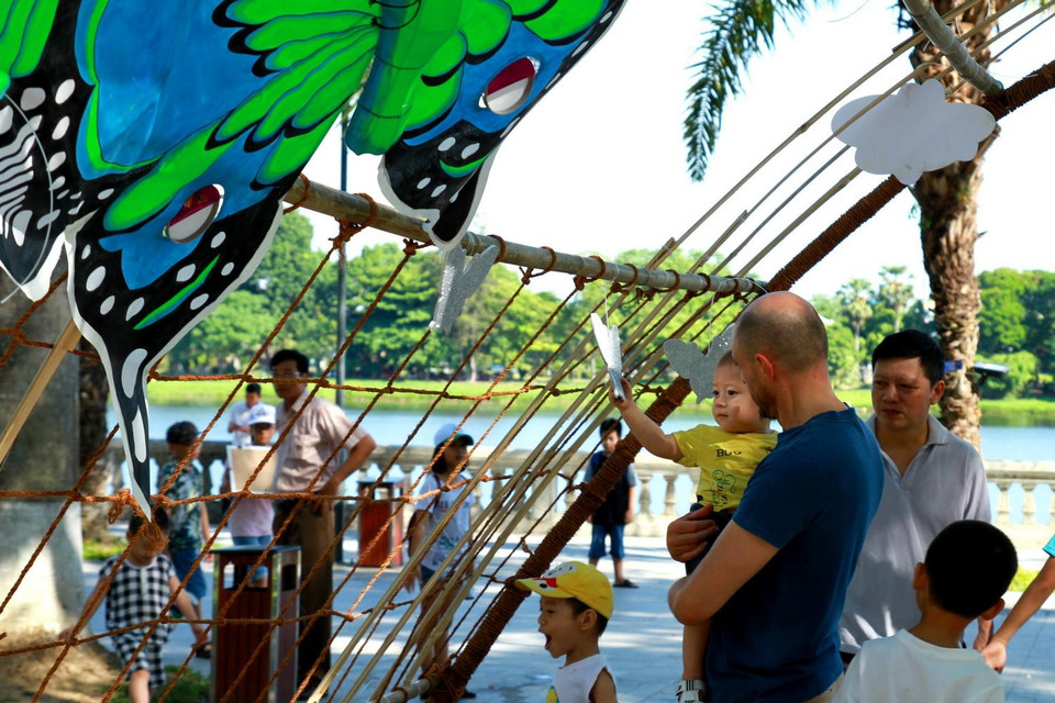 Du khách tham quan trưng bày diều nghệ thuật. (Ảnh: Tường Vi/TTXVN)