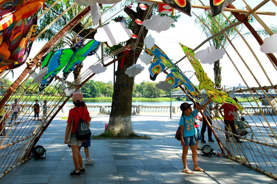 Du khách tham quan trưng bày diều nghệ thuật. (Ảnh: Tường Vi/TTXVN)