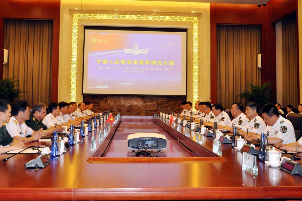 Toàn cảnh buổi hội đàm giữa Chuẩn Đô đốc Phạm Văn Vững với Trung tướng Tần Sinh Tường. (Ảnh: Vĩnh Hà/Vietnam+)