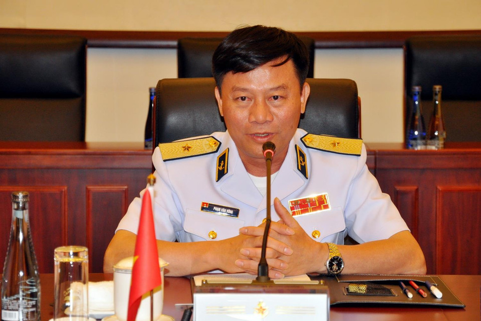 Chuẩn Đô đốc Phạm Văn Vững giới thiệu kinh nghiệm về lĩnh vực công tác Đảng, công tác chính trị trong Hải quân Việt Nam. (Ảnh: Bùi Tuấn/Vietnam+)