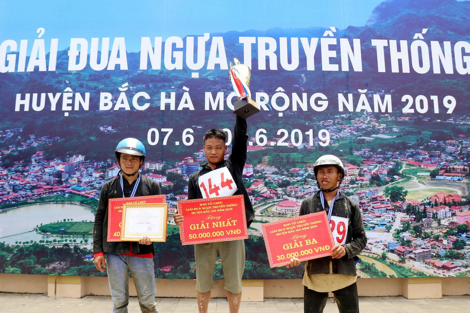 Ban tổ chức trao thưởng cho các vận động viên đoạt giải. (Ảnh: Quốc Khánh/TTXVN)