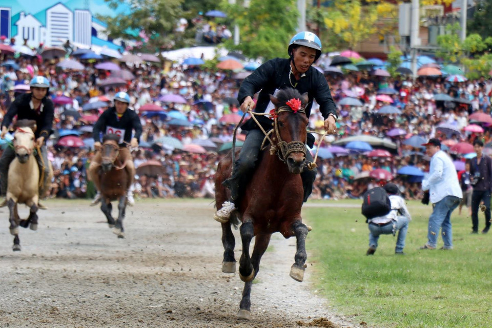 Các vận động viên tranh tài trên đường đua chung kết. (Ảnh: Quốc Khánh/TTXVN)
