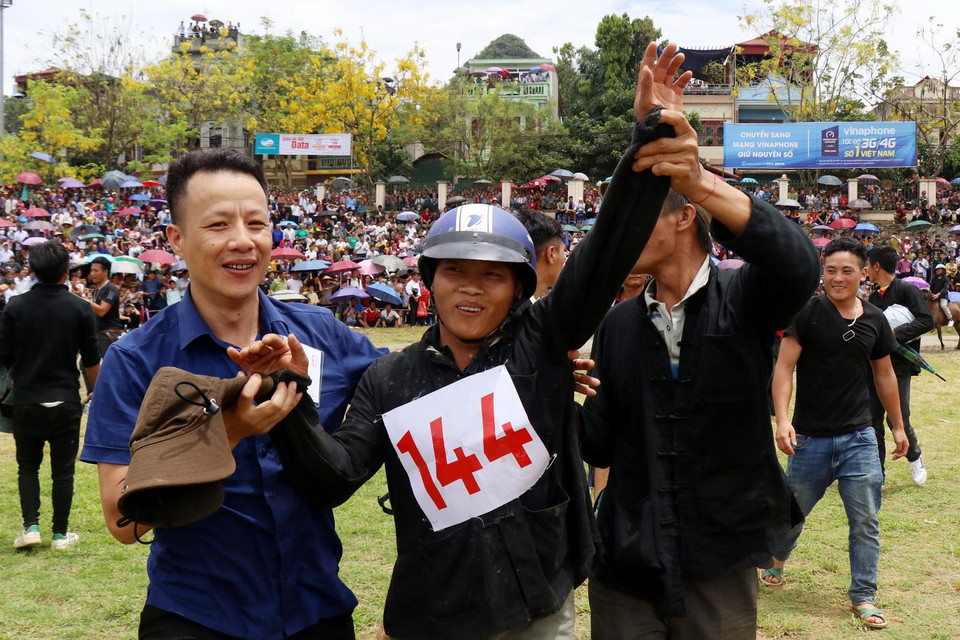 Vận động viên Vàng Văn Páo (huyện Simacai) vui mừng với chức vô địch. (Ảnh: Quốc Khánh/TTXVN)