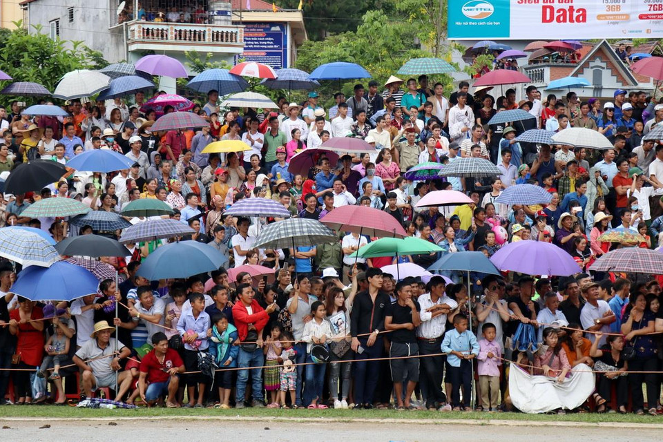 Đông đảo nhân dân và du khách đến tham dự giải đấu. (Ảnh: Quốc Khánh/TTXVN)