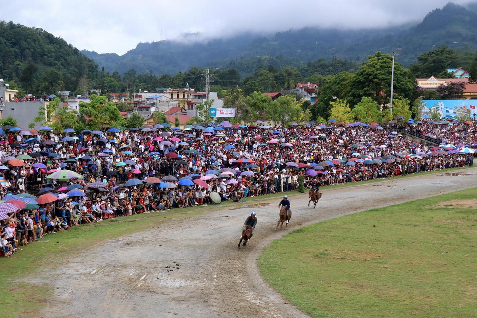 Các vận động viên được chia làm 18 lượt thi đấu loại trực tiếp để chọn ra các vận động viên lọt vào vòng 1/16 và vòng bán kết, cuối cùng chọn ra bốn nài ngựa mạnh nhất vào chung kết. (Ảnh: Quốc Khánh/TTXVN)