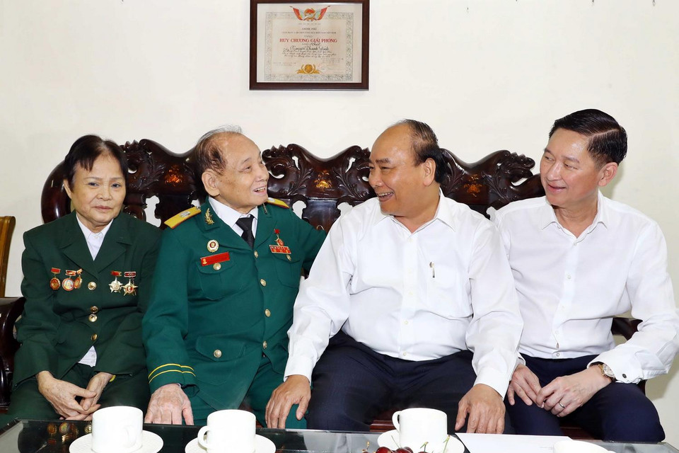 Thủ tướng Nguyễn Xuân Phúc đến thăm và tặng quà cho Nghệ sỹ ưu tú, Trưởng đoàn Ca múa nhạc Cựu chiến binh TP.HCM Nguyễn Thanh Đính. (Ảnh: Thống Nhất/TTXVN)