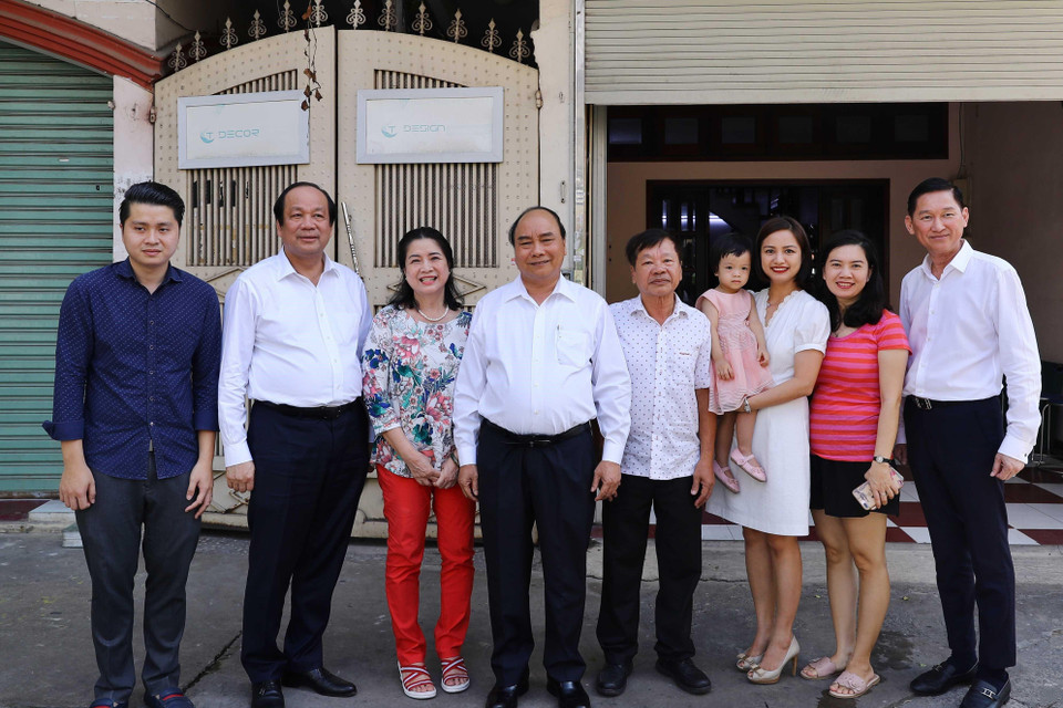 Thủ tướng Nguyễn Xuân Phúc đến thăm và tặng quà cho Nhà báo Mã Diệu Cương, nguyên Phó Tổng giám đốc Đài Truyền hình Thành phố Hồ Chí Minh. (Ảnh: Thống Nhất/TTXVN)