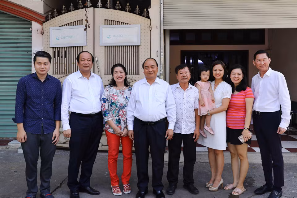 Thủ tướng Nguyễn Xuân Phúc đến thăm và tặng quà cho Nhà báo Mã Diệu Cương, nguyên Phó Tổng giám đốc Đài Truyền hình Thành phố Hồ Chí Minh. (Ảnh: Thống Nhất/TTXVN)