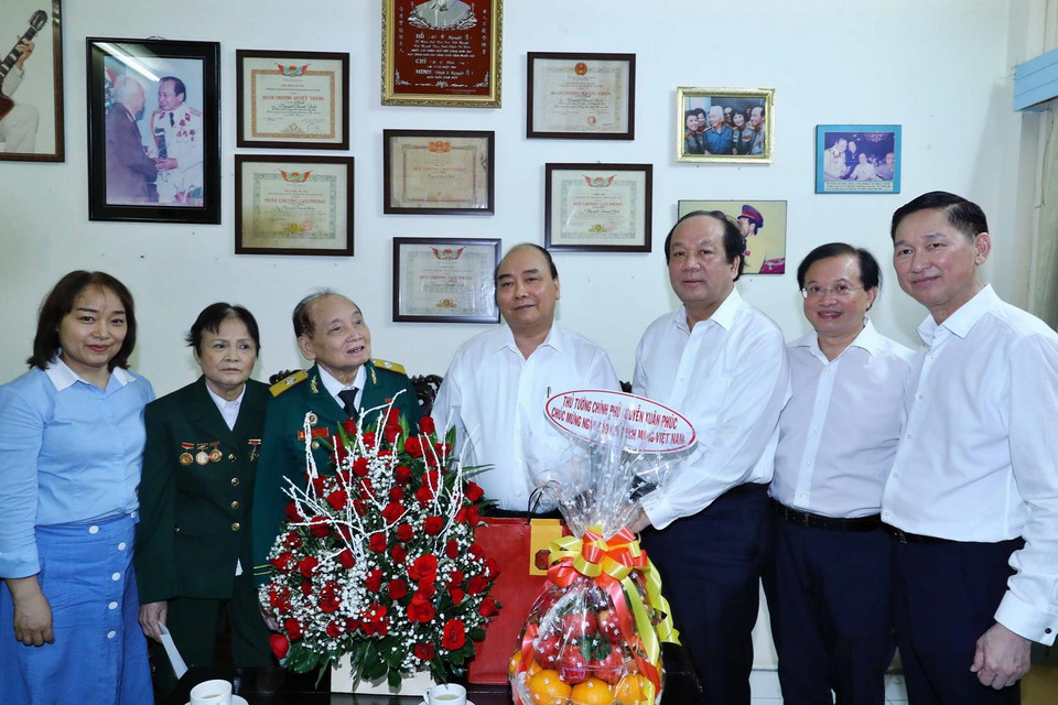 Thủ tướng Nguyễn Xuân Phúc đến thăm và tặng quà cho Nghệ sỹ ưu tú, Trưởng đoàn Ca múa nhạc Cựu chiến binh TP.HCM Nguyễn Thanh Đính. (Ảnh: Thống Nhất/TTXVN)