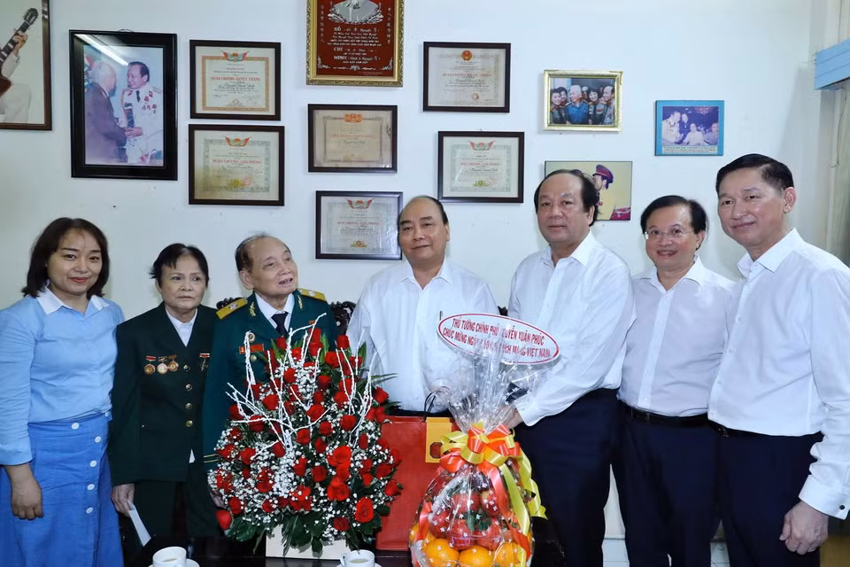 Thủ tướng Nguyễn Xuân Phúc đến thăm và tặng quà cho Nghệ sỹ ưu tú, Trưởng đoàn Ca múa nhạc Cựu chiến binh TP.HCM Nguyễn Thanh Đính. (Ảnh: Thống Nhất/TTXVN)