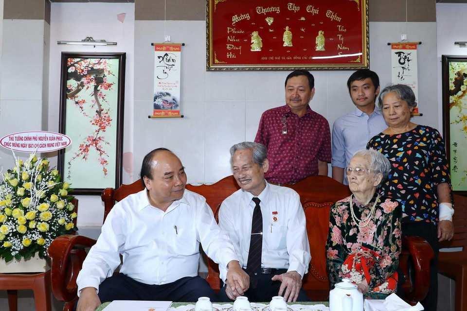 Thủ tướng Nguyễn Xuân Phúc đến thăm và tặng quà cho Nhà báo Nguyễn Trọng Xuất. (Ảnh: Thống Nhất/TTXVN)