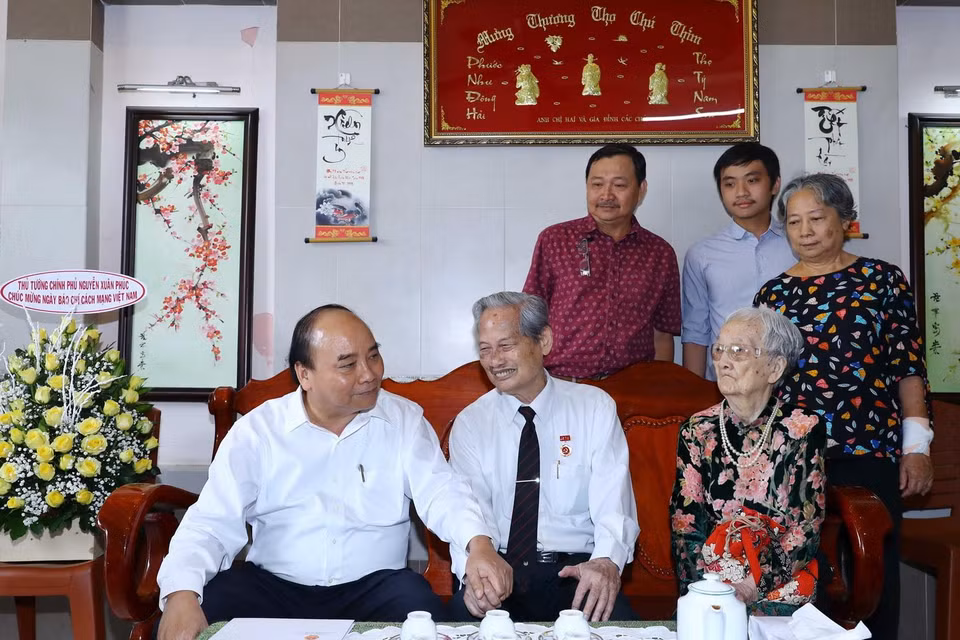 Thủ tướng Nguyễn Xuân Phúc đến thăm và tặng quà cho Nhà báo Nguyễn Trọng Xuất. (Ảnh: Thống Nhất/TTXVN)