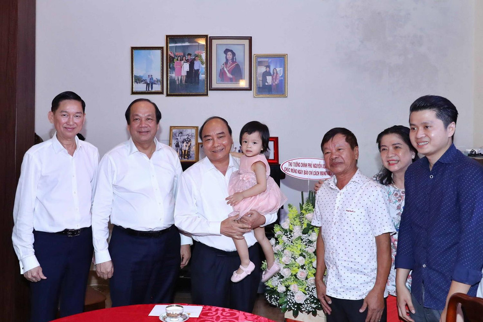 Thủ tướng Nguyễn Xuân Phúc đến thăm và tặng quà cho Nhà báo Mã Diệu Cương, nguyên Phó Tổng giám đốc Đài Truyền hình Thành phố Hồ Chí Minh. (Ảnh: Thống Nhất/TTXVN)