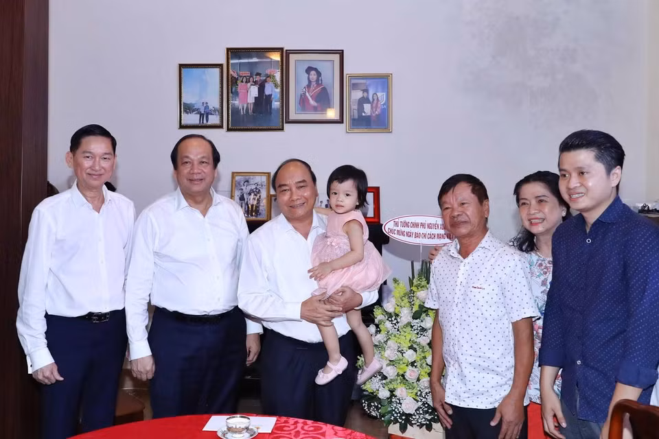 Thủ tướng Nguyễn Xuân Phúc đến thăm và tặng quà cho Nhà báo Mã Diệu Cương, nguyên Phó Tổng giám đốc Đài Truyền hình Thành phố Hồ Chí Minh. (Ảnh: Thống Nhất/TTXVN)