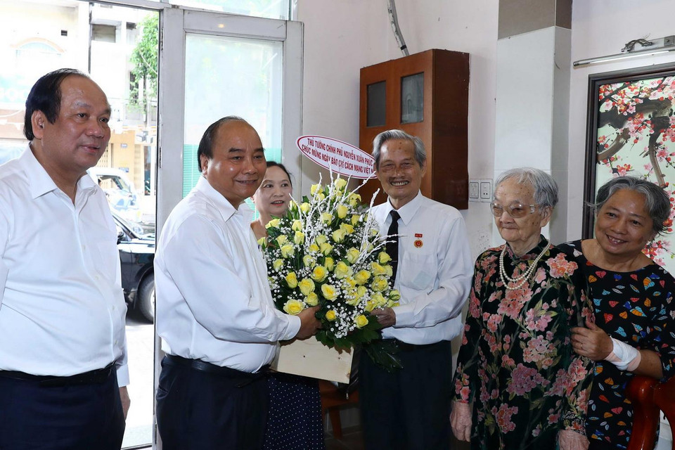 Thủ tướng Nguyễn Xuân Phúc đến thăm và tặng quà cho Nhà báo Nguyễn Trọng Xuất. (Ảnh: Thống Nhất/TTXVN)