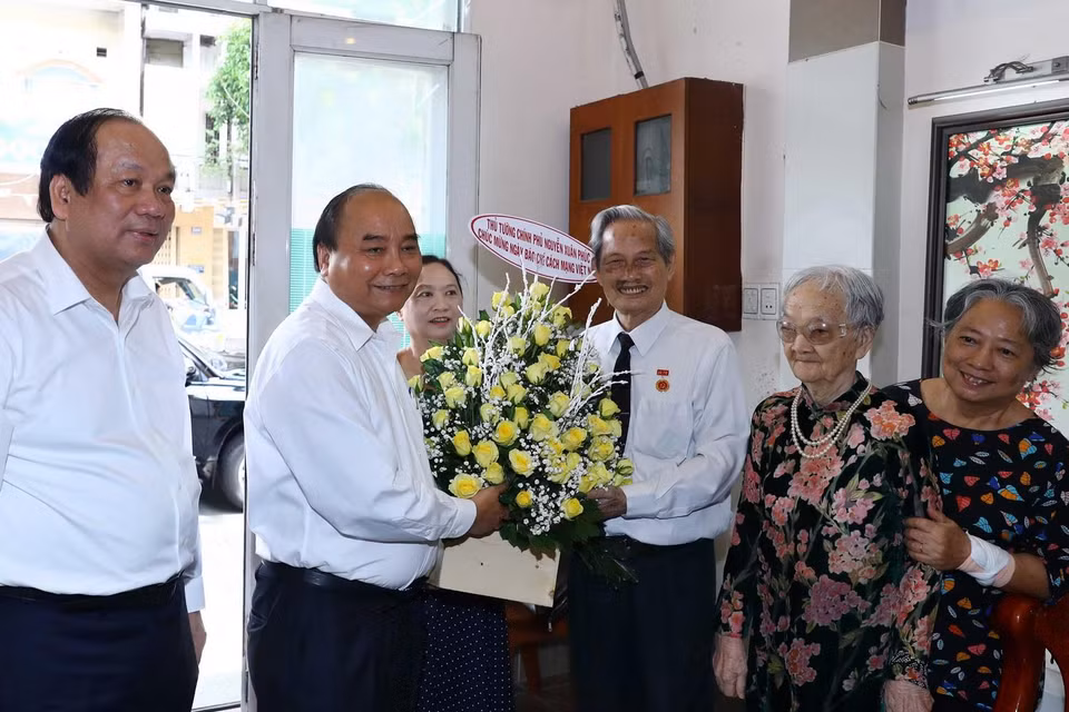 Thủ tướng Nguyễn Xuân Phúc đến thăm và tặng quà cho Nhà báo Nguyễn Trọng Xuất. (Ảnh: Thống Nhất/TTXVN)