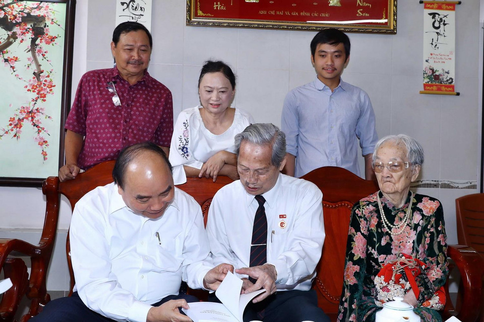 Thủ tướng Nguyễn Xuân Phúc đến thăm và tặng quà cho Nhà báo Nguyễn Trọng Xuất. (Ảnh: Thống Nhất/TTXVN)