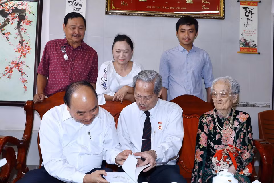 Thủ tướng Nguyễn Xuân Phúc đến thăm và tặng quà cho Nhà báo Nguyễn Trọng Xuất. (Ảnh: Thống Nhất/TTXVN)