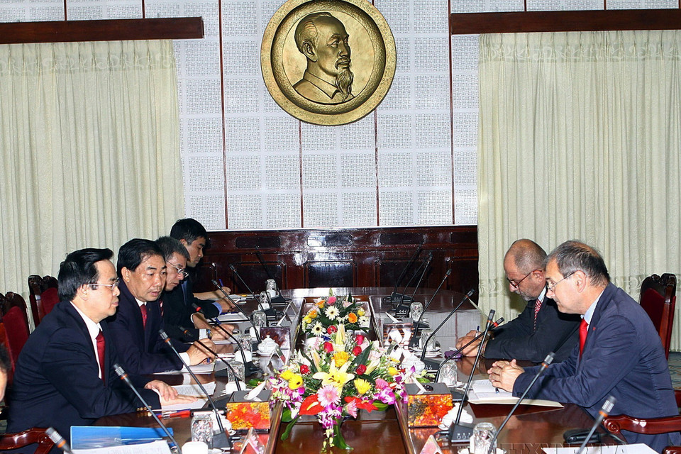 Trưởng Ban Đối ngoại Trung ương Hoàng Bình Quân hội đàm với ông Ferrero Paolo, Tổng Bí thư Đảng tái lập Cộng sản Italy sang thăm Việt Nam, ngày 9/7/2013. (Ảnh: Trọng Đức/TTXVN)