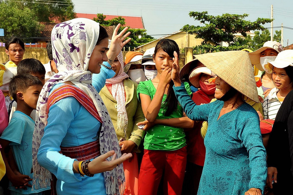 Nữ du khách Italy làm quen với điệu múa Chăm trong Lễ hội Katê của đồng bào Chăm theo đạo Bà La Môn tỉnh Ninh Thuận, ngày 15/10/2012. (Ảnh: Thanh Hà/TTXVN)