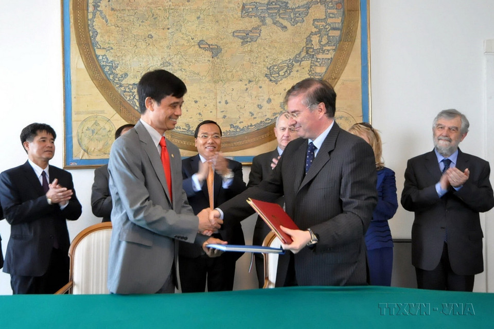 Thứ trưởng Bộ Giao thông vận tải Phạm Quý Tiêu và Thứ trưởng Bộ Ngoại giao Italy Bruno Archi, thay mặt Chính phủ hai nước ký Hiệp định hợp tác về vận chuyển hàng không Việt Nam-Italy, ngày 21/6/2013. (Ảnh: Minh Đức/TTXVN)