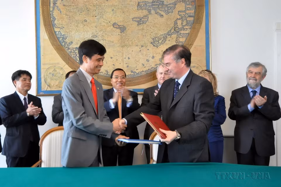 Thứ trưởng Bộ Giao thông vận tải Phạm Quý Tiêu và Thứ trưởng Bộ Ngoại giao Italy Bruno Archi, thay mặt Chính phủ hai nước ký Hiệp định hợp tác về vận chuyển hàng không Việt Nam-Italy, ngày 21/6/2013. (Ảnh: Minh Đức/TTXVN)