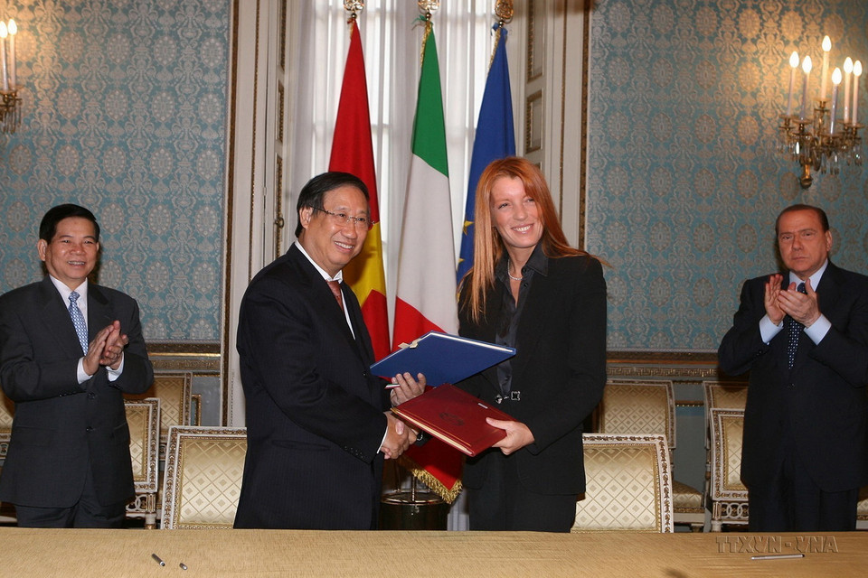 Thủ tướng Italy Silvio Belusconi và Chủ tịch nước Nguyễn Minh Triết chứng kiến lễ ký Hiệp định giữa Chính phủ hai nước về hợp tác trong lĩnh vực du lịch, ngày 12/12/2009. Ảnh: Nguyễn Khang - TTXVN