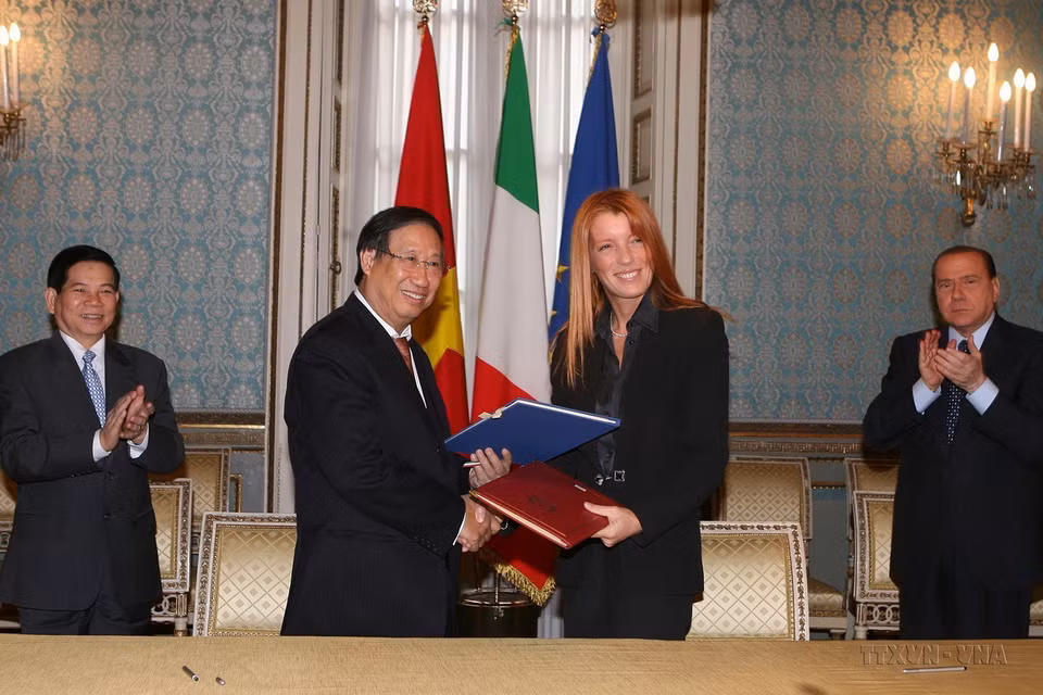 Thủ tướng Italy Silvio Belusconi và Chủ tịch nước Nguyễn Minh Triết chứng kiến lễ ký Hiệp định giữa Chính phủ hai nước về hợp tác trong lĩnh vực du lịch, ngày 12/12/2009. Ảnh: Nguyễn Khang - TTXVN