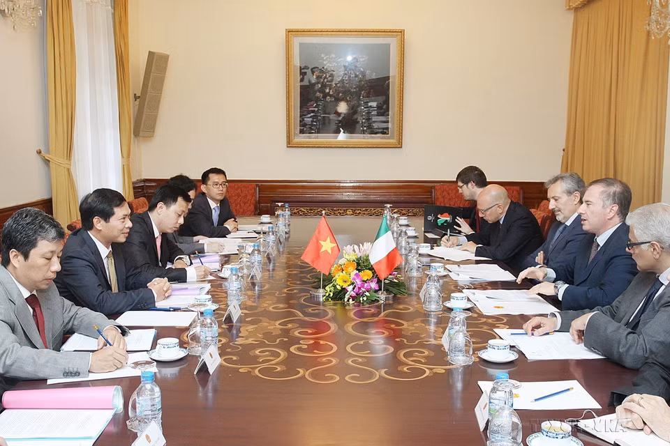Thứ trưởng Bộ Ngoại giao Bùi Thanh Sơn và Thứ trưởng Bộ Ngoại giao Italy Bruno Archi đồng chủ trì Đối thoại chiến lược Việt Nam-Italy lần thứ nhất, ngày 22/7/2013. (Ảnh: Lâm Khánh/TTXVN)