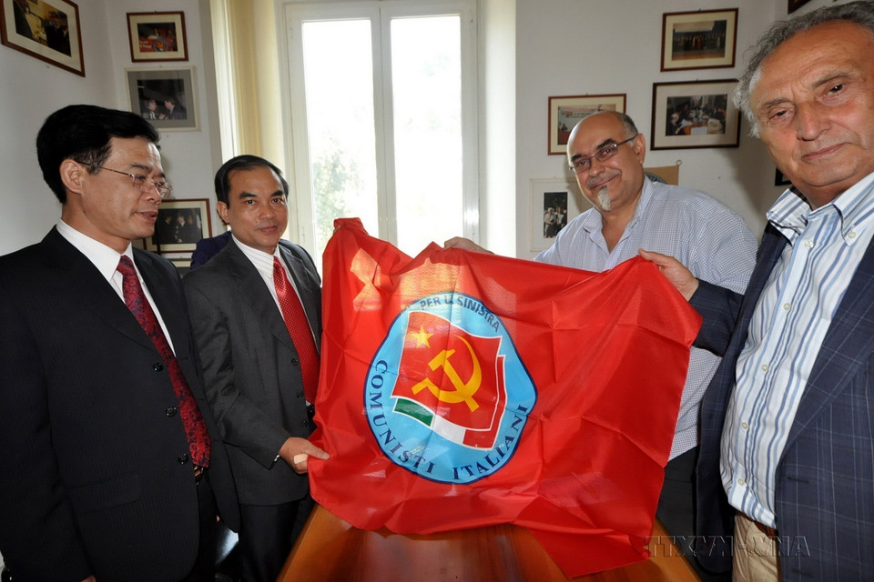 Buổi làm việc giữa Đoàn Tạp chí Cộng sản do Phó Giáo sư-Tiến sỹ, Tổng Biên tập Vũ Văn Phúc dẫn đầu với lãnh đạo Đảng Những người Cộng sản Italy (PCI) trong chuyến thăm và làm việc tại Italy từ ngày 14-16/7/2013. (Ảnh: Minh Đức/TTXVN)