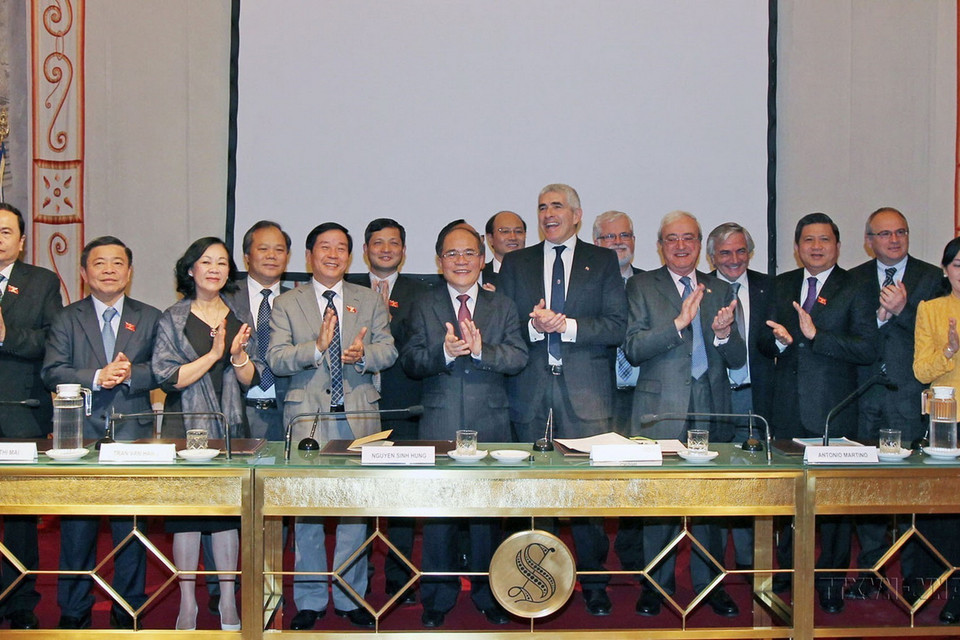 Trong chuyến thăm chính thức Italy, ngày 21/3/2014, tại Rome, Chủ tịch Quốc hội Nguyễn Sinh Hùng dự Lễ ra mắt Nhóm Nghị sỹ hữu nghị Italy-Việt Nam. (Ảnh: Nhan Sáng/TTXVN)