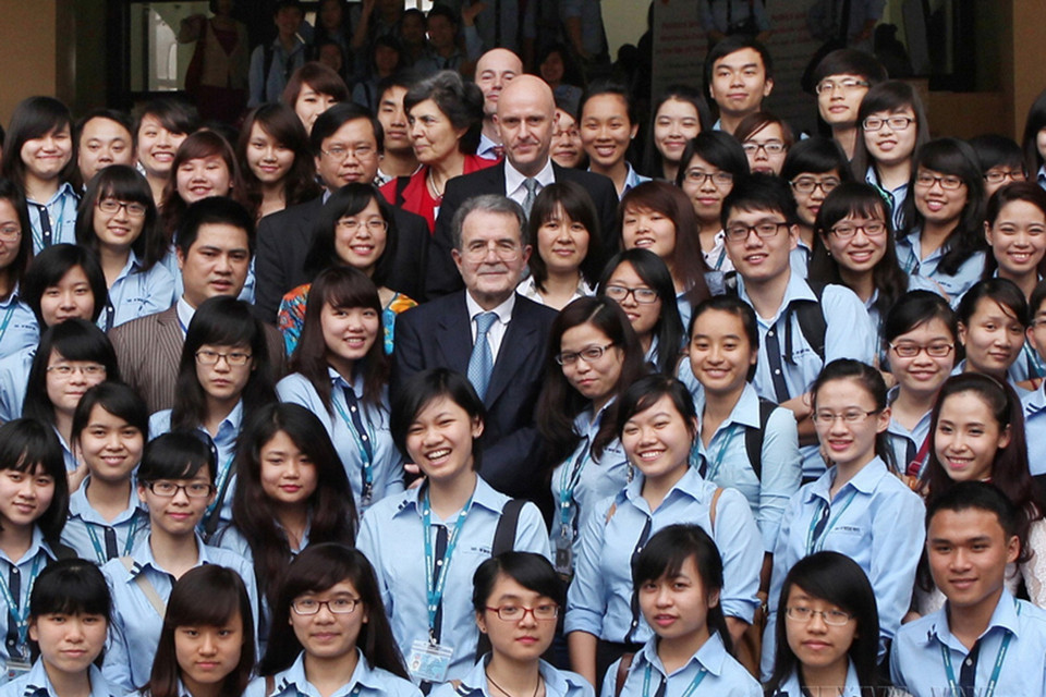 Giáo sư Romano Prodi, nguyên Thủ tướng Italy, nguyên Chủ tịch EC với sinh viên Học viện Ngoại giao tham dự buổi thuyết trình của Giáo sư với chủ đề: “Chính trị và hòa bình-hợp tác trên bình diện toàn cầu trong kỷ nguyên toàn cầu hóa” ở Hà Nội, ngày 18/3/2013. (Ảnh: Lâm Khánh/TTXVN)