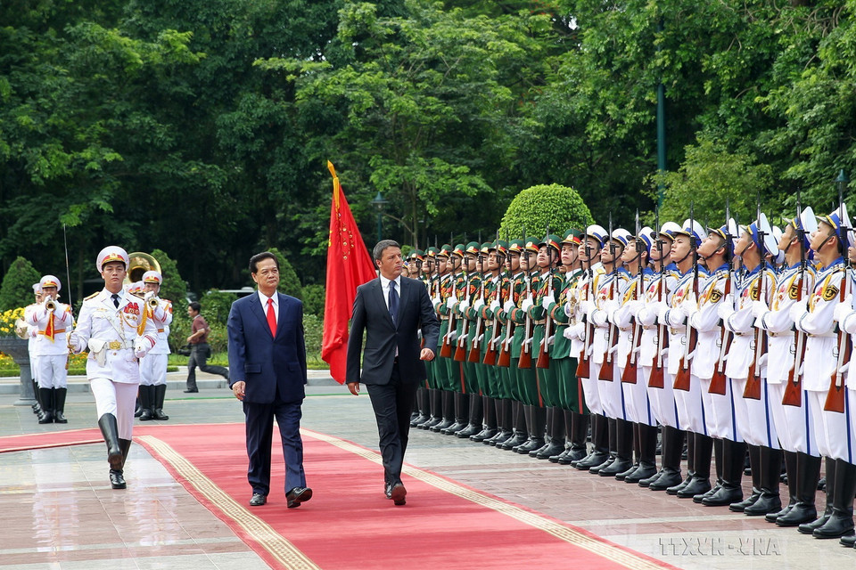 Thủ tướng Nguyễn Tấn Dũng chủ trì lễ đón Thủ tướng Italy Matteo Renzi thăm chính thức Việt Nam, ngày 9/6/2014. (Ảnh: Đức Tám/TTXVN)