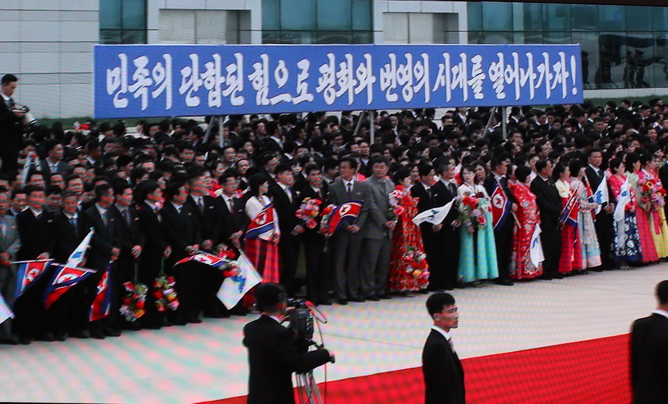 Người dân Triều Tiên chào đón Tổng thống Hàn Quốc Moon Jae-in tại sân bay quốc tế Sunan ở thủ đô Bình Nhưỡng ngày 18/9. (Ảnh: Yonhap/TTXVN)