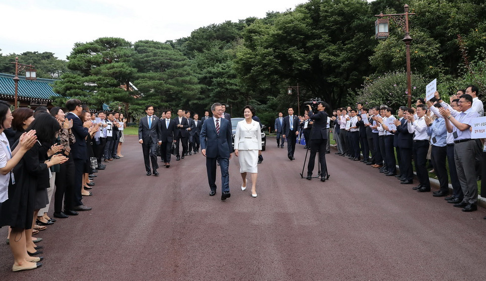 Tổng thống Hàn Quốc Moon Jae-in (giữa, trái) và phu nhân Kim Jung-sook (giữa, phải) rời Phủ Tổng thống tới thủ đô Bình Nhưỡng dự Hội nghị thượng đỉnh liên Triều lần 3, ngày 18/9. (Ảnh: Yonhap/TTXVN)