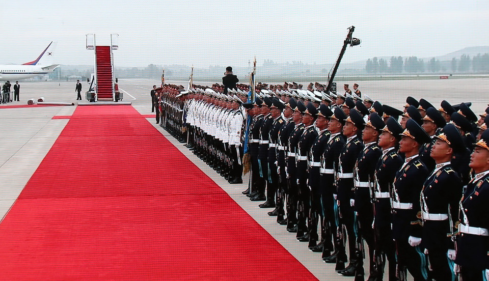 Người dân Triều Tiên chào đón Tổng thống Hàn Quốc Moon Jae-in tại sân bay quốc tế Sunan ở thủ đô Bình Nhưỡng ngày 18/9. (Ảnh: Yonhap/TTXVN)